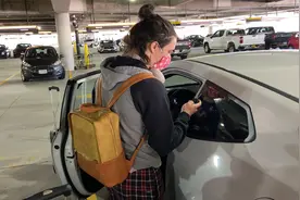 美国租车一天多少钱？实拍美国租车，看看这价格和国内比如何？视频封面