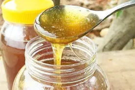 蜂蜜放了2年多，还能继续吃吗？听营养师一解释，后悔晚知道！视频封面