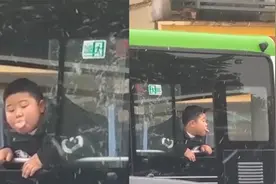 南方小男孩遇到下雪一脸兴奋，趴公交车上伸舌头接雪，路人笑喷视频封面