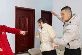 妈妈做梦女儿被欺负，不远千里去看女儿，看到女儿妈妈怒了视频封面
