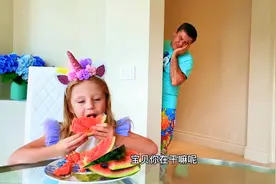 小女孩趁爸爸不在家,竟然玩跳泥坑变成了小泥人,最后惹怒了爸爸视频封面