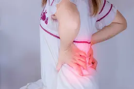 久坐后腰疼是怎么回事，医生：这是身体在提醒你两件事，别忽视视频封面