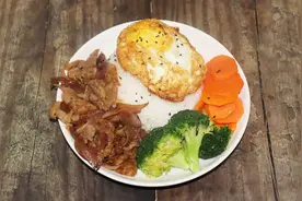 肥牛盖饭的做法，好吃又营养，2分钟一看就会，媳妇说我叫的外卖视频封面