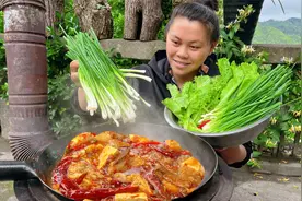 今天做个糟辣椒火锅，配上猪肉小葱和蔬菜，欧妹一人一锅吃到流汗视频封面