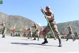 势如破竹，棍扫穹浊！看武警新兵应急棍法虎虎生风视频封面