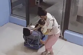 男子醉得不省人事，妻子抱着娃用推车将其拖回家，一句话让人狂赞视频封面