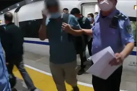 “我以为他已经下车了”男子高铁上坐错位置还偷走别人手机被刑拘视频封面