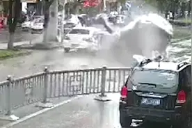 1死2伤！苏州一小车高速追尾 ，被撞车辆成一堆废铁视频封面