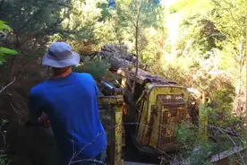 一名老外在登山时,发现一台废弃推土机，下一秒直接把它开回家视频封面