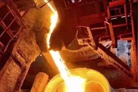 瑞士一工人跌入720℃熔炉，忍痛爬出奇迹生还视频封面