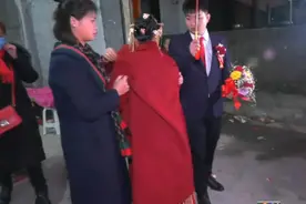 重庆一姑娘出嫁，退着出家门，这是什么习俗视频封面