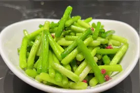 简单的传统的腌制蒜苔的好方法，1天就能吃，而且翠绿不变色视频封面
