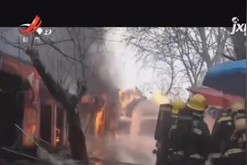 安徽淮南：施工凿穿地下管道 天然气泄漏爆炸引大火