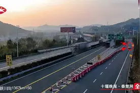下高速跑错路口，司机不愿绕行匝道内蛇行倒车视频封面