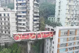 重庆轻轨从19层楼中穿过，为什么居民不觉得吵？看完觉得中国真牛视频封面