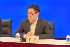 上海疫情发布会 | 宁光：上海是非常安全的城市 零星病例不必恐慌视频封面