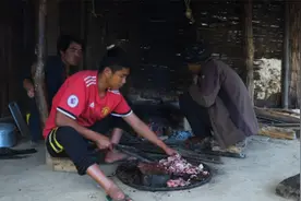 实拍尼泊尔富人的晚餐，和穷人差距太大了，一顿饭顶穷人一周伙食视频封面