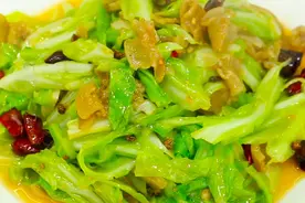 国宴弟子分享“油渣炒白菜”的制作方法，色泽碧绿，口感清脆视频封面