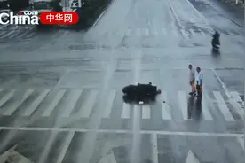 司机避让闯红灯老人摔倒身亡 交警：司机主责，两老人各赔10万视频封面