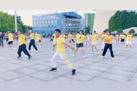 7岁男生跳曳步舞《夜漫长》，舞步时尚火遍全网，路人纷纷围观视频封面