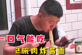 工地34度高温，民工加班多赚200元，一口气吃2碗面再喝700毫升水视频封面
