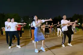 抢镜！领舞美女牛仔裙上阵跳的真卖力！可还是被边上的美女抢镜了视频封面