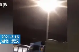 武汉三环线长丰桥一货车侧翻桥面塌陷，现场交通中断视频封面