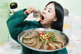 农村妹吃生虾？二锅头一撒直接吃，简单粗暴，网友：饭快吐出来了视频封面