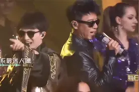 我们：周深李克勤嗨唱《野狼Disco》，墨镜一戴帅爆了，现场太嗨视频封面