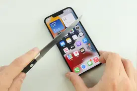iPhone13屏幕有多坚固？4倍抗摔是真的吗？视频封面