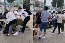 男子街头打骂母亲被路人教育，警察来后母亲反咬一口：多管闲事视频封面