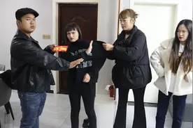结婚礼钱少一万，妻子认为是闺蜜拿的，丈夫为什么给闺蜜红包视频封面