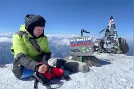 励志！俄罗斯无腿男子征服欧洲最高峰 在山顶喜极而泣视频封面