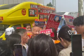 被拐孩子团圆一周年，数十位家长举牌寻亲，孙海洋唱歌送祝福视频封面