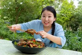 耙唧唧的红烧猪蹄，配上粉面面的土豆，吸溜着吃或拌饭吃都太棒了