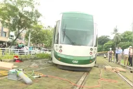 又添一例列车事故！台湾高雄轻轨列车出轨，两乘客受惊吓视频封面