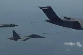 震撼！运油20给歼20空中加油全过程画面来了视频封面