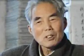 老人花一万托人帮忙办理户口，没想到男子非但不帮，还把钱花光了视频封面