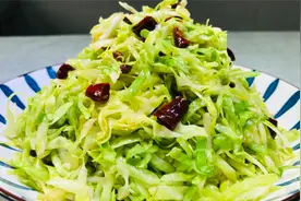 饭店里的腌包菜为什么那么好吃？原来是这样做的，现腌现吃视频封面