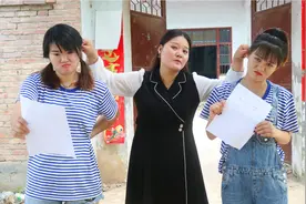 小七考试“100分”，结果却被妈妈“教训”了一顿，原因太搞笑了视频封面