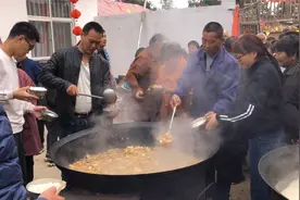 河南农村婚礼前一天都忙些啥，200多个人吃大锅菜，现场热闹非凡视频封面