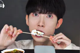 第一次把棉花糖烤着吃，没想到味道还不错？视频封面
