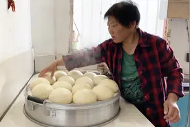河南农村正宗纯手工馒头，一锅蒸50个，河南人都爱吃，你喜欢吗？视频封面