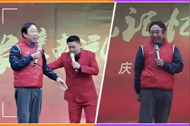 63岁冯巩冒雨坚持演出，被淋到雨直呼没事，敬业精神让人感动视频封面