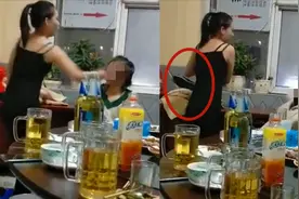 气愤！19岁女孩烧烤店殴打15岁女孩， 疯狂连扇近50个耳光视频封面
