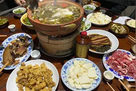 天冷了做个“豆花火锅”来吃，配上烧白、酥肉、老酒，吃开心了视频封面