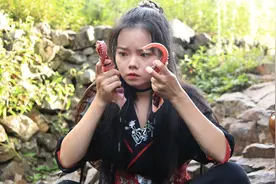 姑娘在河边烤八爪鱼腿，一边吃肉一边喝酒好不自在视频封面
