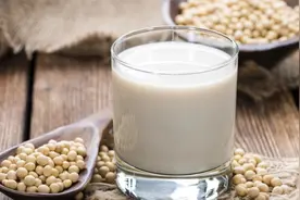 豆浆含雌激素，喝了“香蕉”会缩水吗？医生：适量饮用不会出问题视频封面