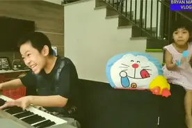 搞笑钢琴演奏，沙雕男孩谈钢琴，太好笑了吧视频封面