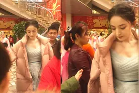 古力娜扎登元宵晚会，身穿蓝色礼服长裙，网友：这也太美了！视频封面